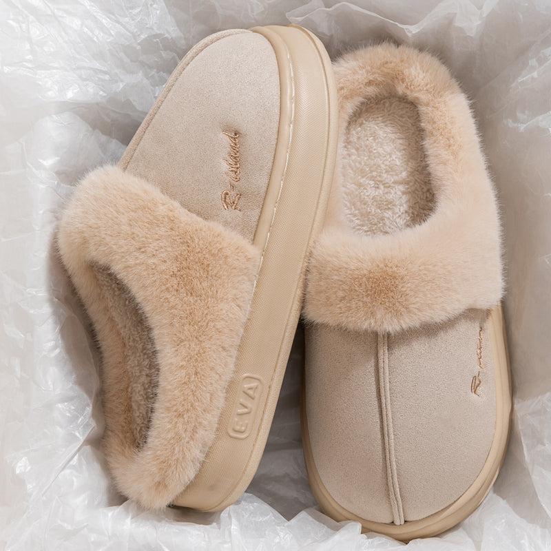 Chaussons Pilou couleur crème, vue de près