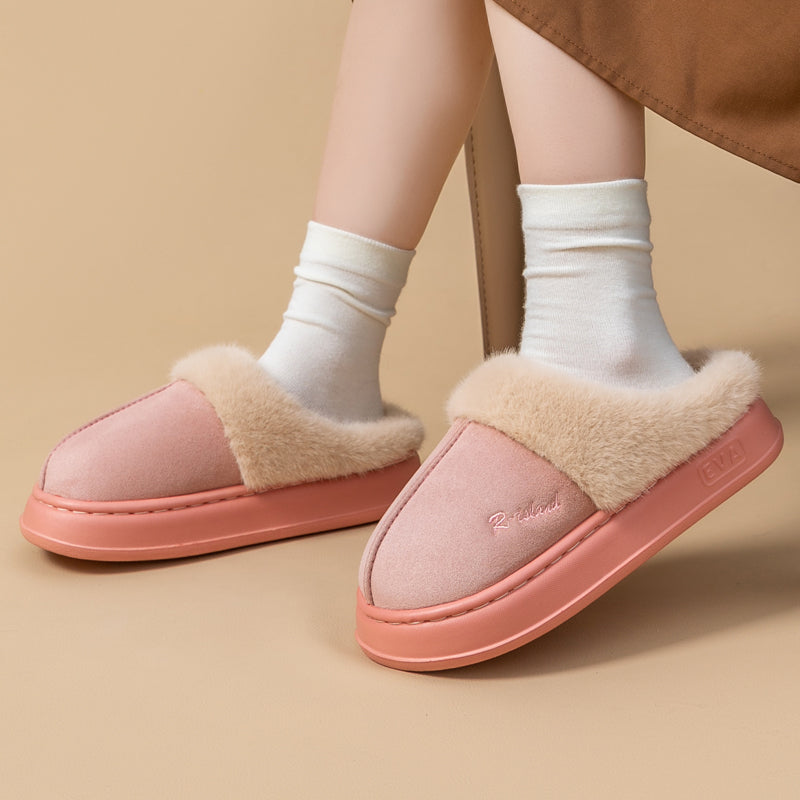 Chaussons Pilou couleur rose portés avec des chaussettes
